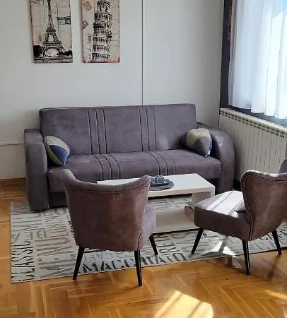 La 2 Apartment